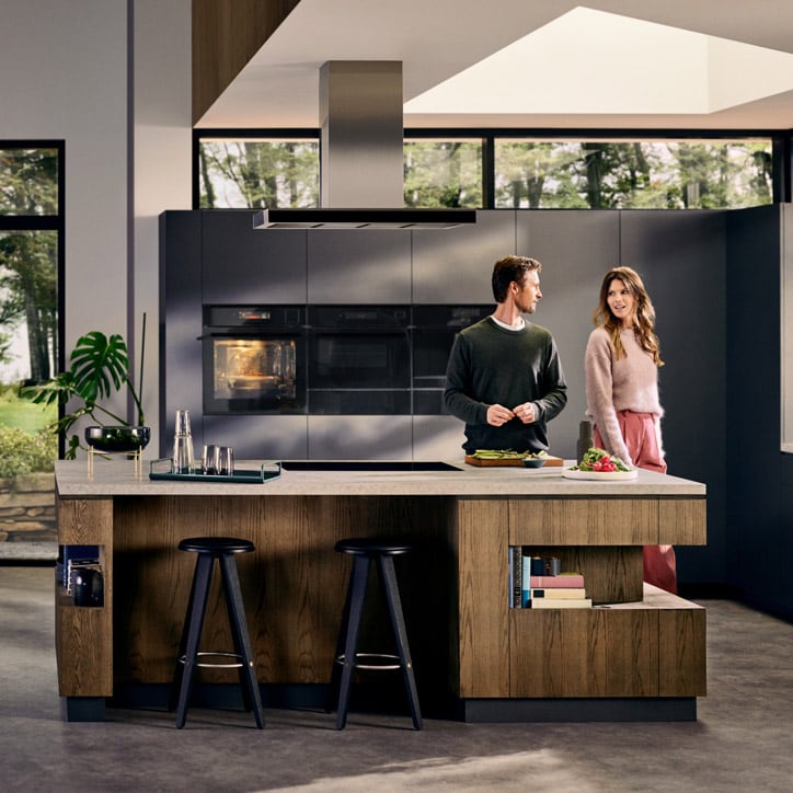 Cucina moderna in legno con elettrodomestici Electrolux e una coppia di