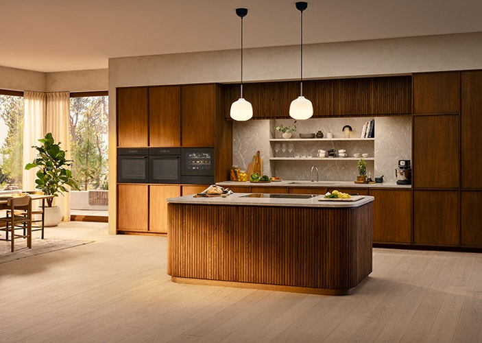 Moderne Holzküche mit Electrolux Hausgeräten